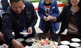 幸福的大家庭欢聚一堂