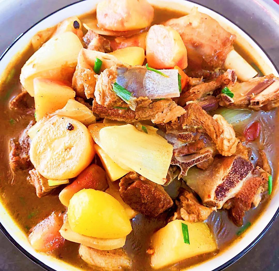 土豆烧排骨的做法（土豆烧排骨的做法 家常视频）